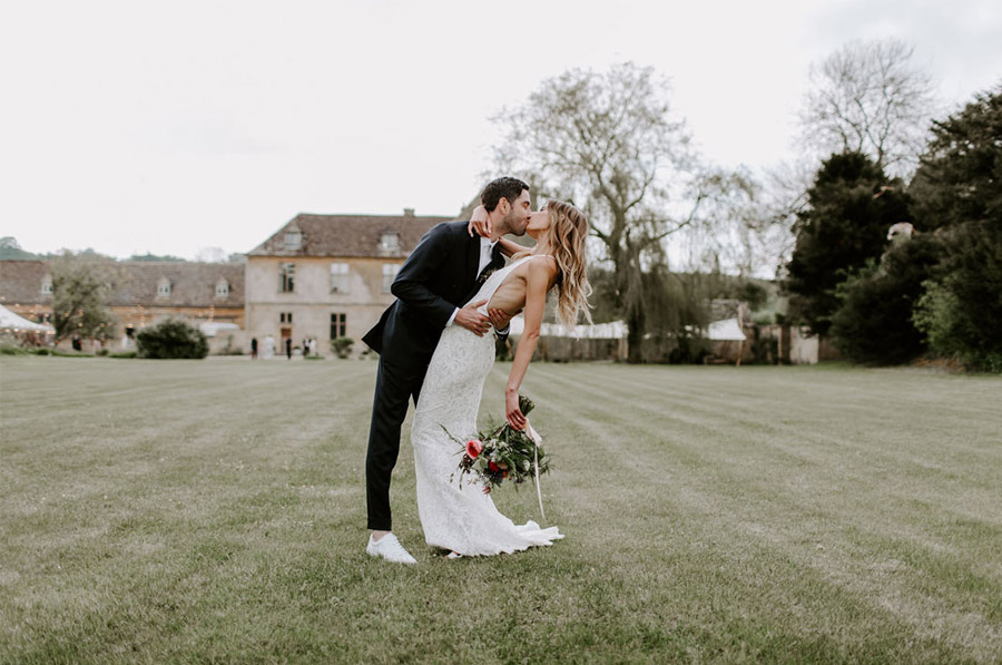 ZOE & JACOB: BODA EN LA CAMPIÑA INGLESA novios-beso-1 