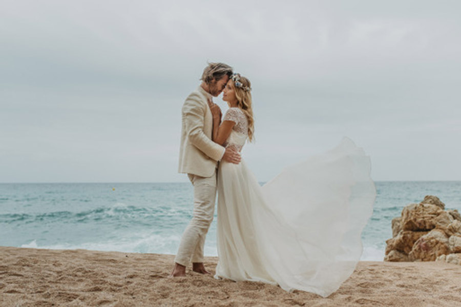 SALACIA, UNA SLOW WEDDING EN LA COSTA MEDITERRÁNEA boda-playa-novios 