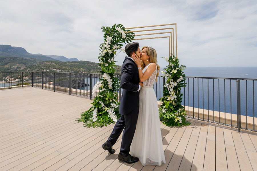 MARTINA Y ÁLVARO: GLAMOUR EN MALLORCA beso-novios 