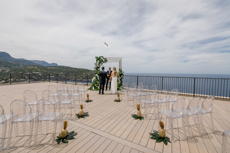 MARTINA Y ÁLVARO: GLAMOUR EN MALLORCA ceremonia-boda-chic 