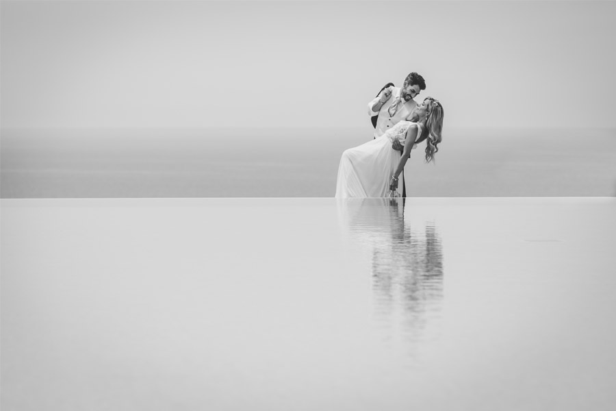 MARTINA Y ÁLVARO: GLAMOUR EN MALLORCA piscina-novios 