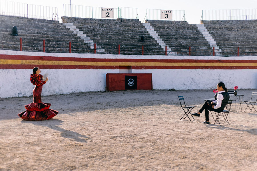 PODERÍO, EL ARTE DE UNA BODA EN EL SUR novios-plaza-toros 