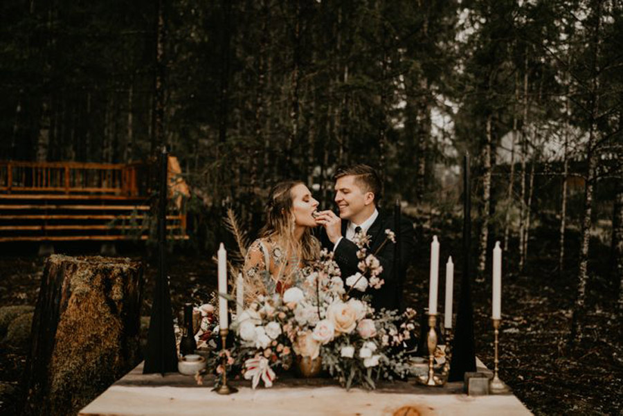 BODA DE OTOÑO EN UNA CABAÑA banquete-novios 