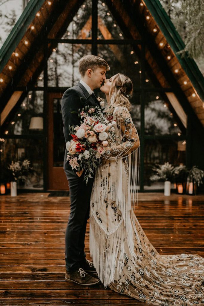 BODA DE OTOÑO EN UNA CABAÑA beso-novios-683x1024 