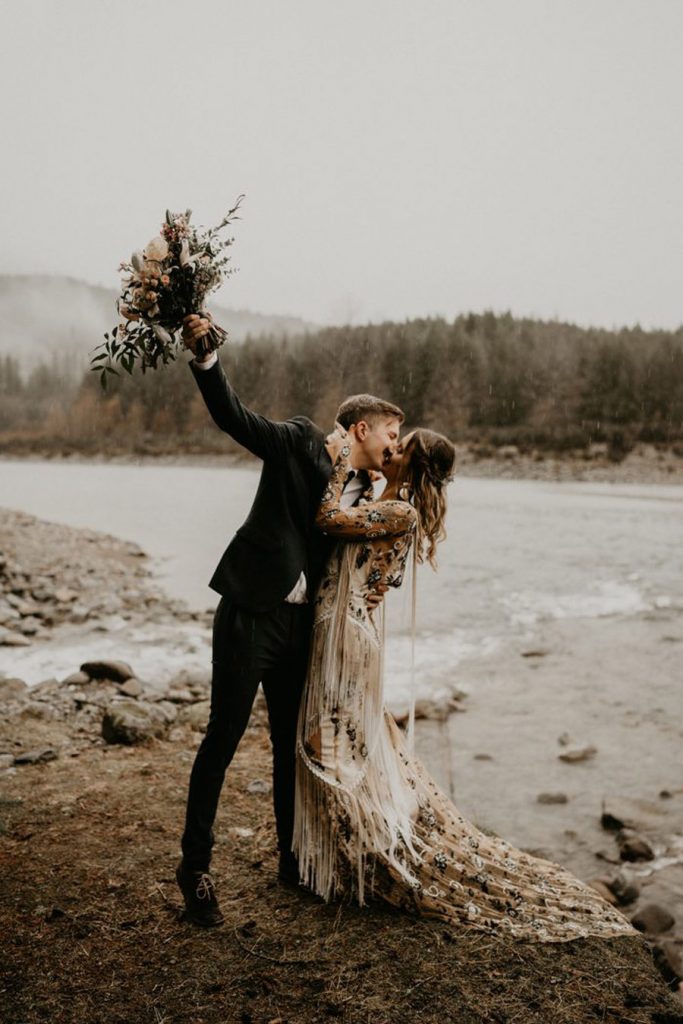 BODA DE OTOÑO EN UNA CABAÑA novios-beso-683x1024 