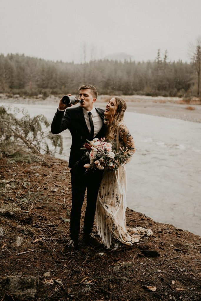 BODA DE OTOÑO EN UNA CABAÑA novios-brindis-683x1024 