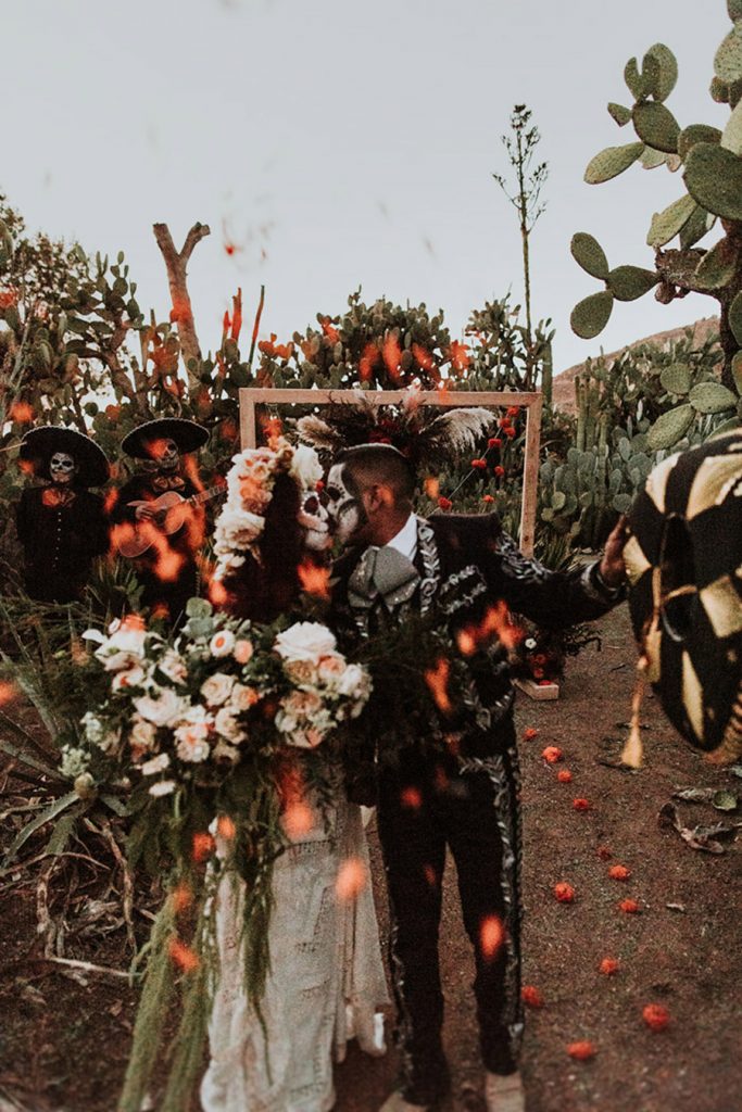 BODA EL DÍA DE DIFUNTOS salida-novios-halloween-683x1024 