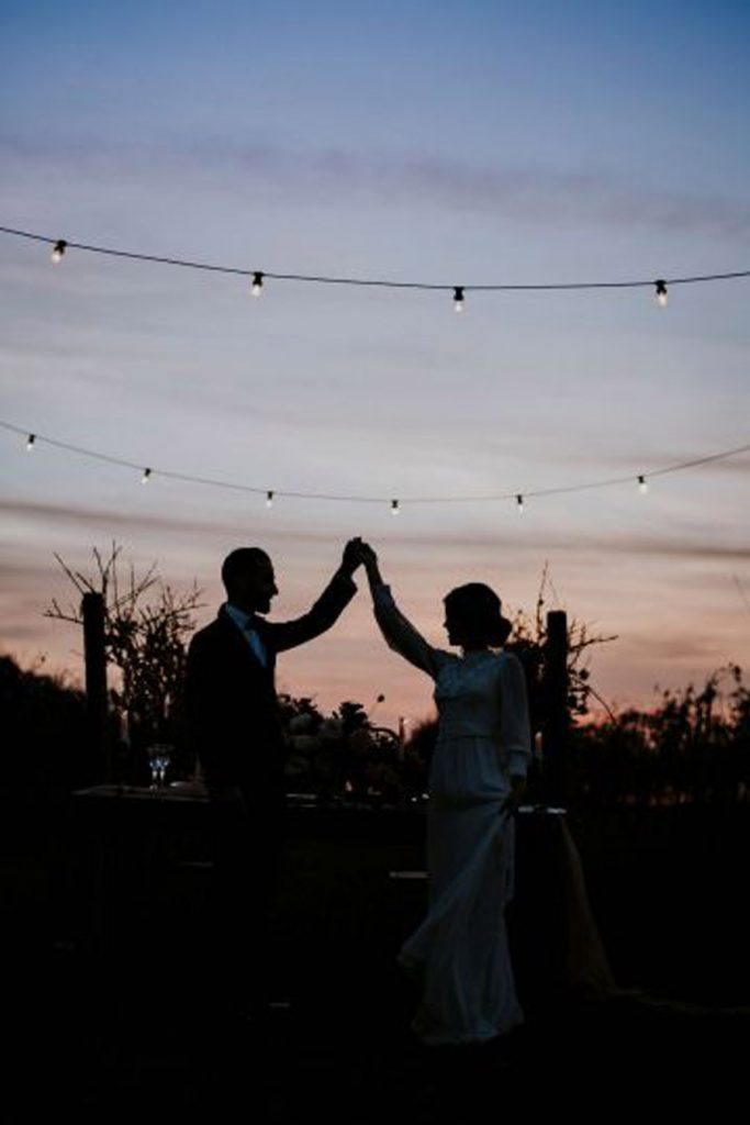 UNA BODA DE OTOÑO EN LA CAMPIÑA ITALIANA baile-novios-683x1024 