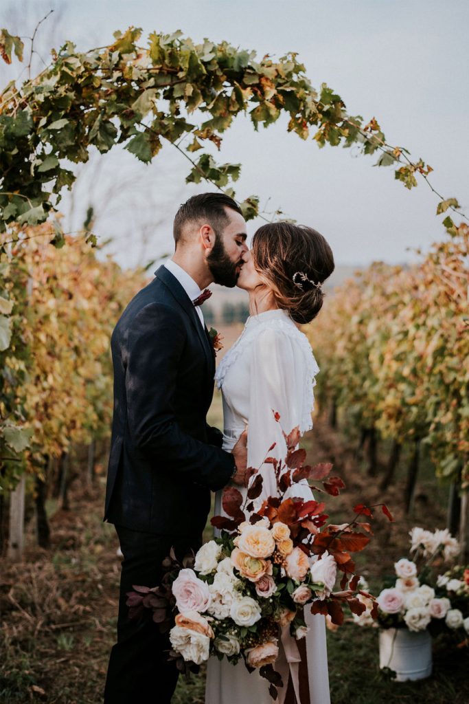 UNA BODA DE OTOÑO EN LA CAMPIÑA ITALIANA beso-novios-683x1024 