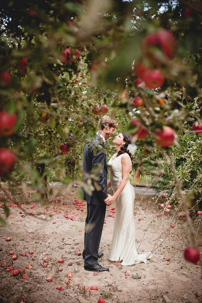 DECORA TU BODA CON MANZANAS novios-otono-683x1024 