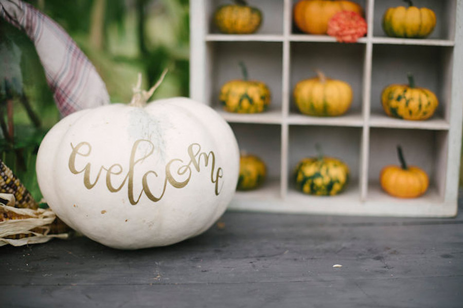 INSPIRACIÓN PARA UNA BODA ÍNTIMA DE OTOÑO seatting-calabazas 