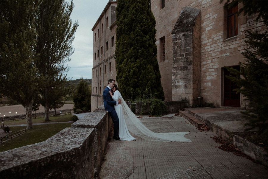 MARÍA & RUBÉN: UN ENLACE OTOÑAL AL MÁS PURO ESTILO VASCO abrazo-novios 