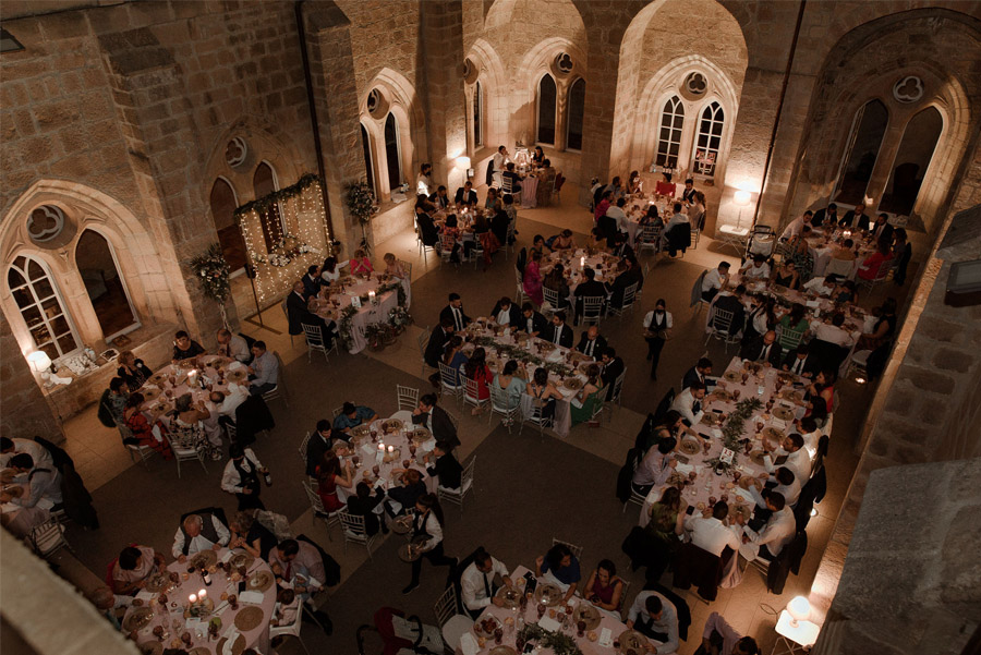 MARÍA & RUBÉN: UN ENLACE OTOÑAL AL MÁS PURO ESTILO VASCO mesas-banquete-boda 