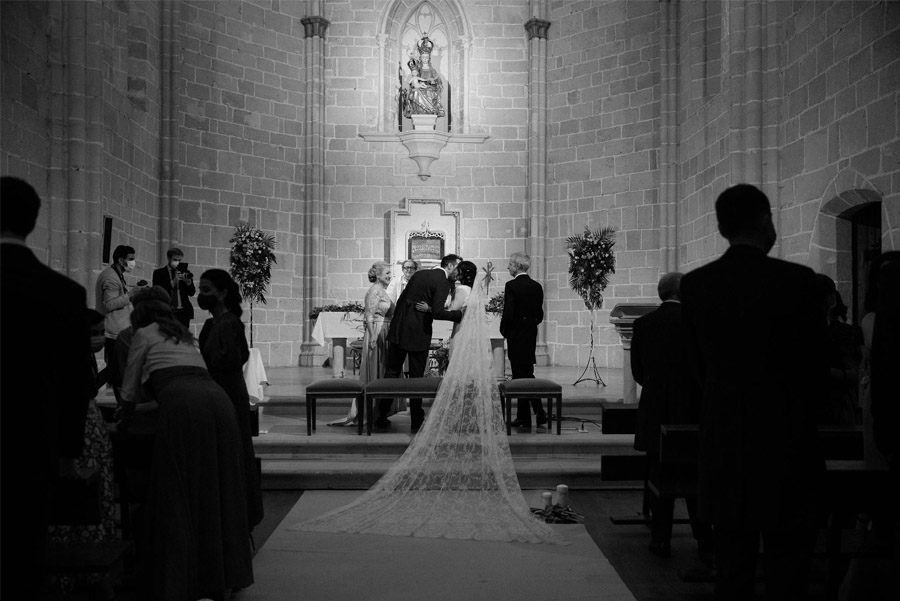 MARÍA & RUBÉN: UN ENLACE OTOÑAL AL MÁS PURO ESTILO VASCO novios-iglesia 