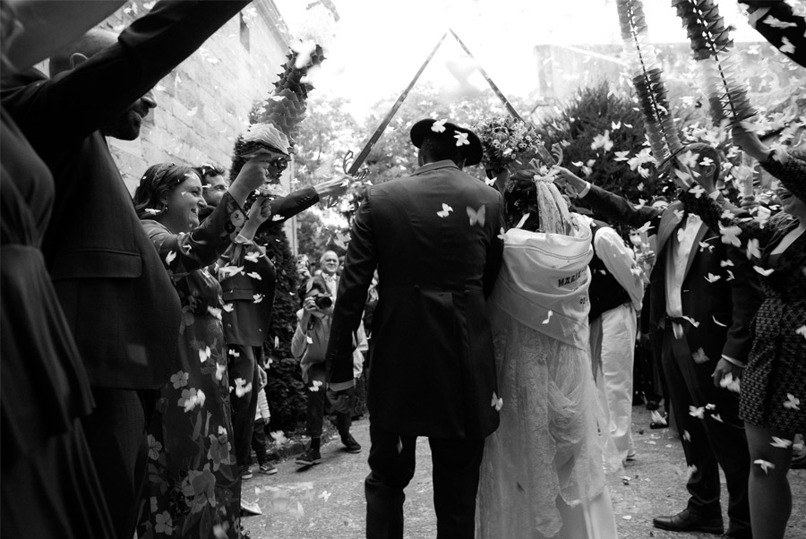 MARÍA & RUBÉN: UN ENLACE OTOÑAL AL MÁS PURO ESTILO VASCO salida-novios-ceremonia 