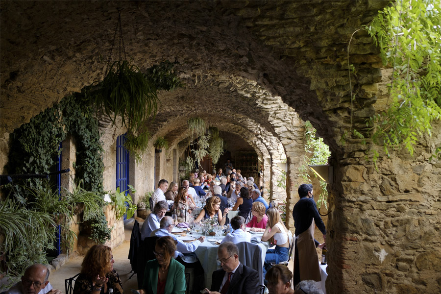 ALBERT Y NURIA: BODA EN EL EMPORDÀ banquete-invitados 