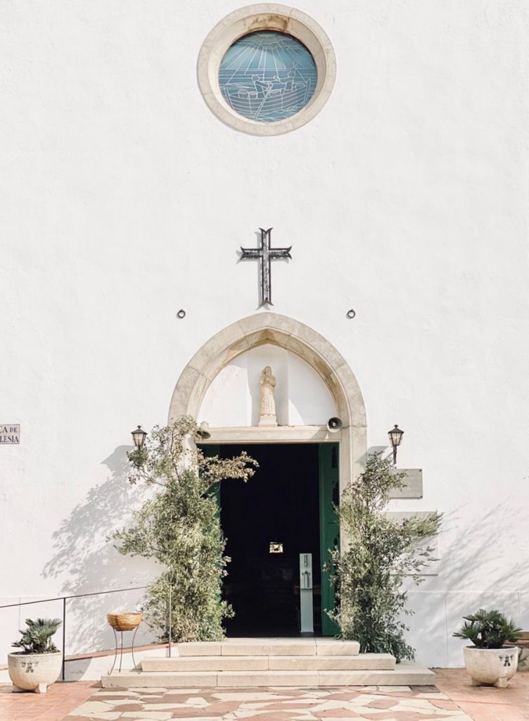 ALBERT Y NURIA: BODA EN EL EMPORDÀ decoracion-iglesia-752x1024 