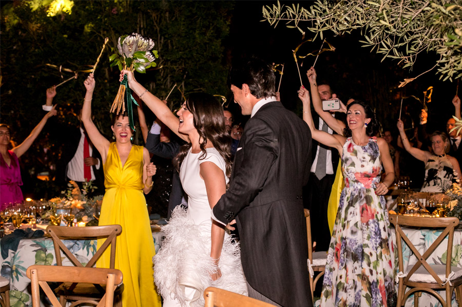 AURORA & JAVI: VERANO EN MARBELLA entrada-novios-banquete 