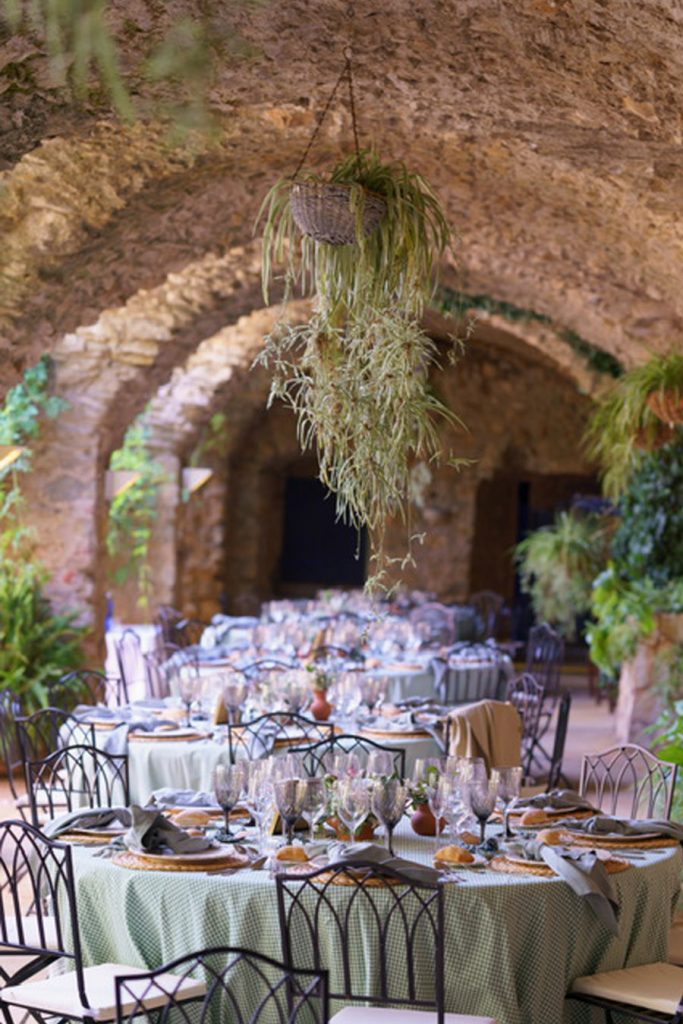 ALBERT Y NURIA: BODA EN EL EMPORDÀ mesas-banquete-683x1024 