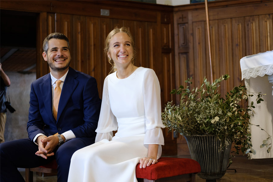 ALBERT Y NURIA: BODA EN EL EMPORDÀ novios-iglesia 