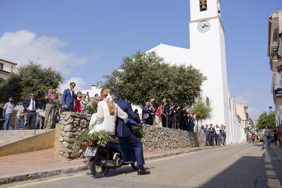 ALBERT Y NURIA: BODA EN EL EMPORDÀ novios-vespa 