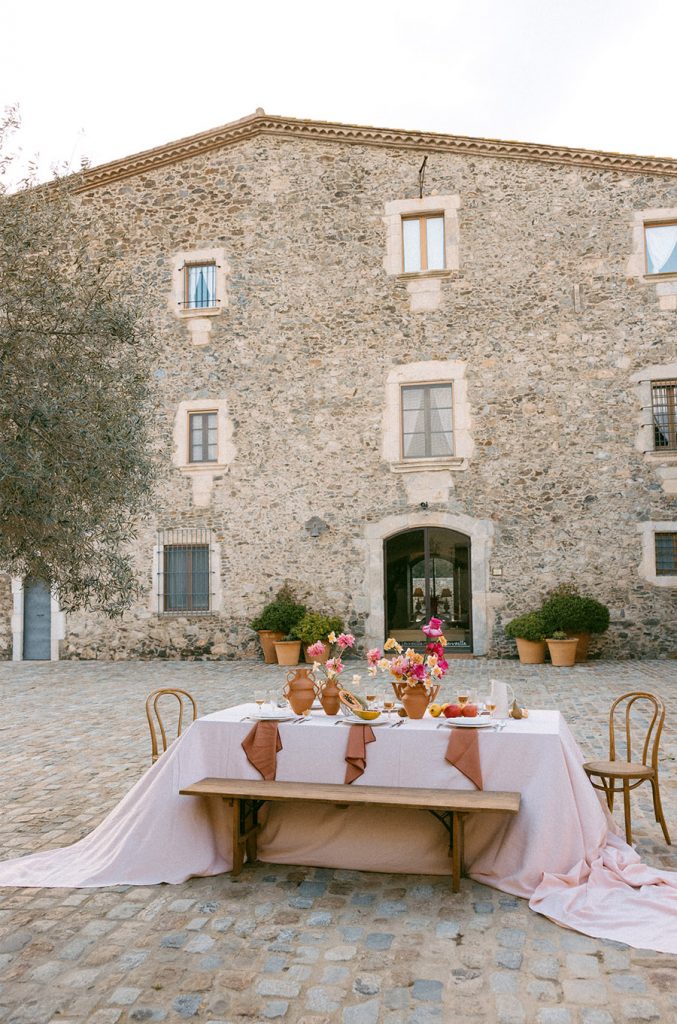 DECORACIÓN DE MESA PARA UNA BODA DE VERANO decoracion-mesa-boda-toscana-677x1024 