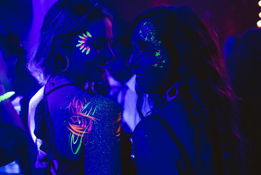 PHOTOCALL PERSONALIZADO: SORPRENDE A TUS INVITADOS CON UNA BODA MUY ORIGINAL maquillaje-fluor-boda 