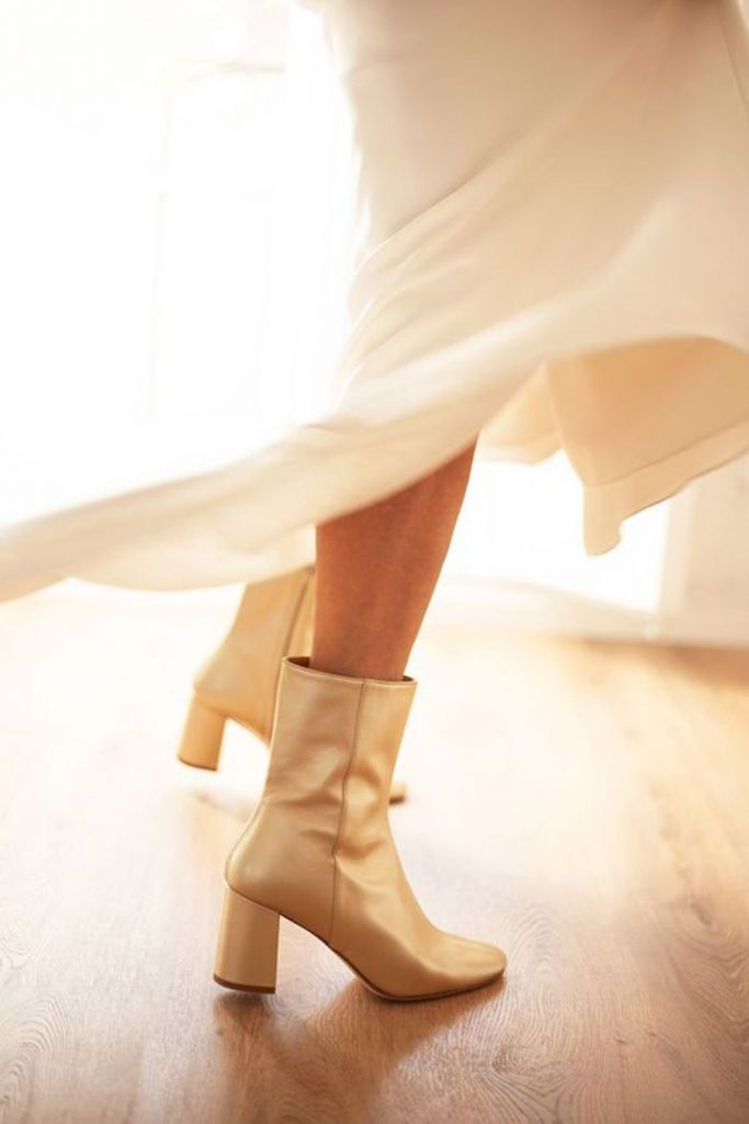 BOTAS DORADAS, LA TENDENCIA MÁS CHIC PARA NOVIAS botas-doradas-683x1024 