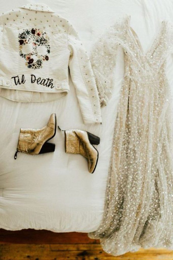 BOTAS DORADAS, LA TENDENCIA MÁS CHIC PARA NOVIAS botas-doradas-novias-683x1024 