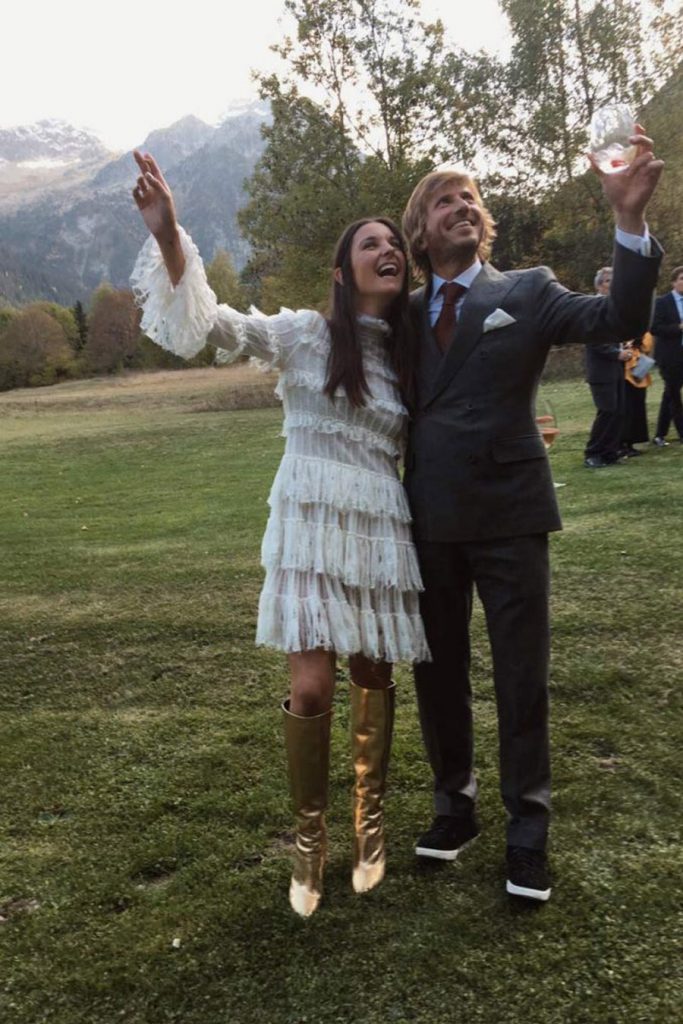 BOTAS DORADAS, LA TENDENCIA MÁS CHIC PARA NOVIAS novias-botas-doradas-683x1024 