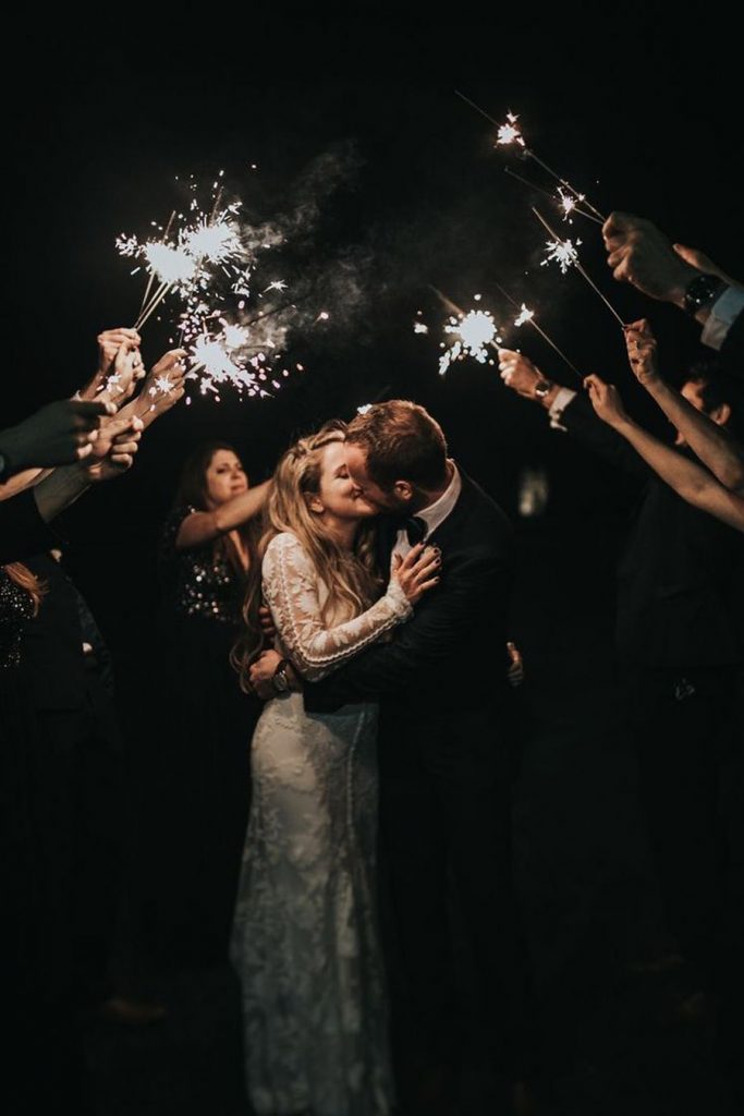 UN PASILLO DE BENGALAS EN TU BODA bengalas-en-bodas-683x1024 