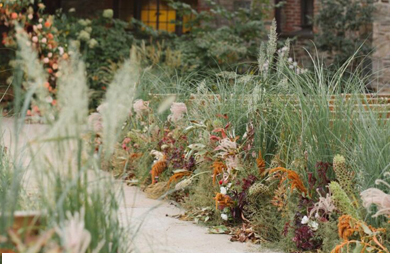 CAMINOS DE FLORES EN LA CEREMONIA boda-camino-flores 