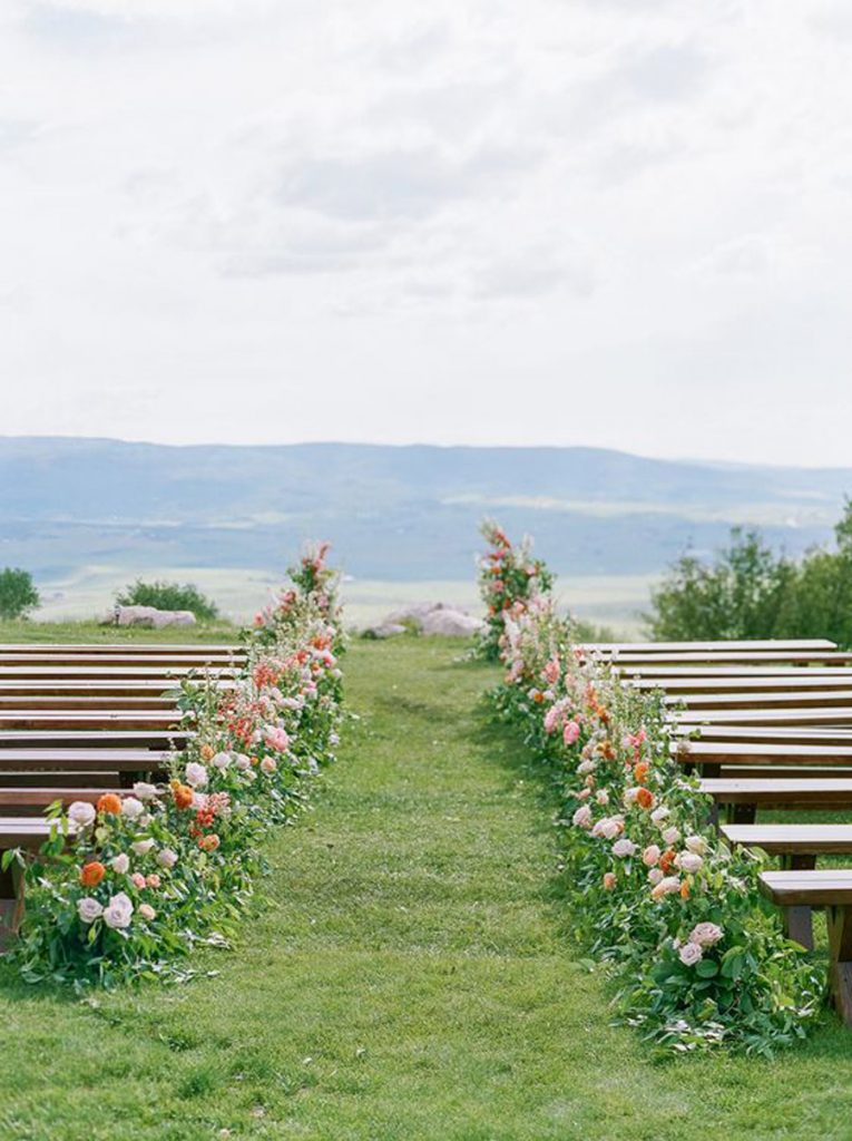 CAMINOS DE FLORES EN LA CEREMONIA boda-rustica-camino-flores-765x1024 