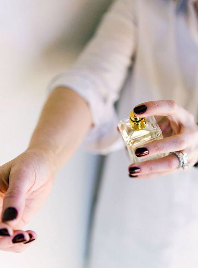 6 MANERAS DE PERFUMARTE EN VERANO perfume-mujer-755x1024 