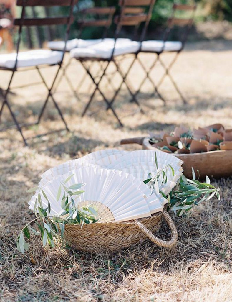 CONSEJOS PARA CELEBRAR UNA BODA EN VERANO abanicos-boda-1-788x1024 