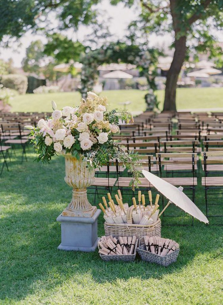 CONSEJOS PARA CELEBRAR UNA BODA EN VERANO parasoles-boda-749x1024 