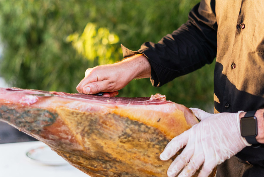 CUÁNTOS JAMONES NECESITAS PARA UNA BODA cortador-jamon-boda 