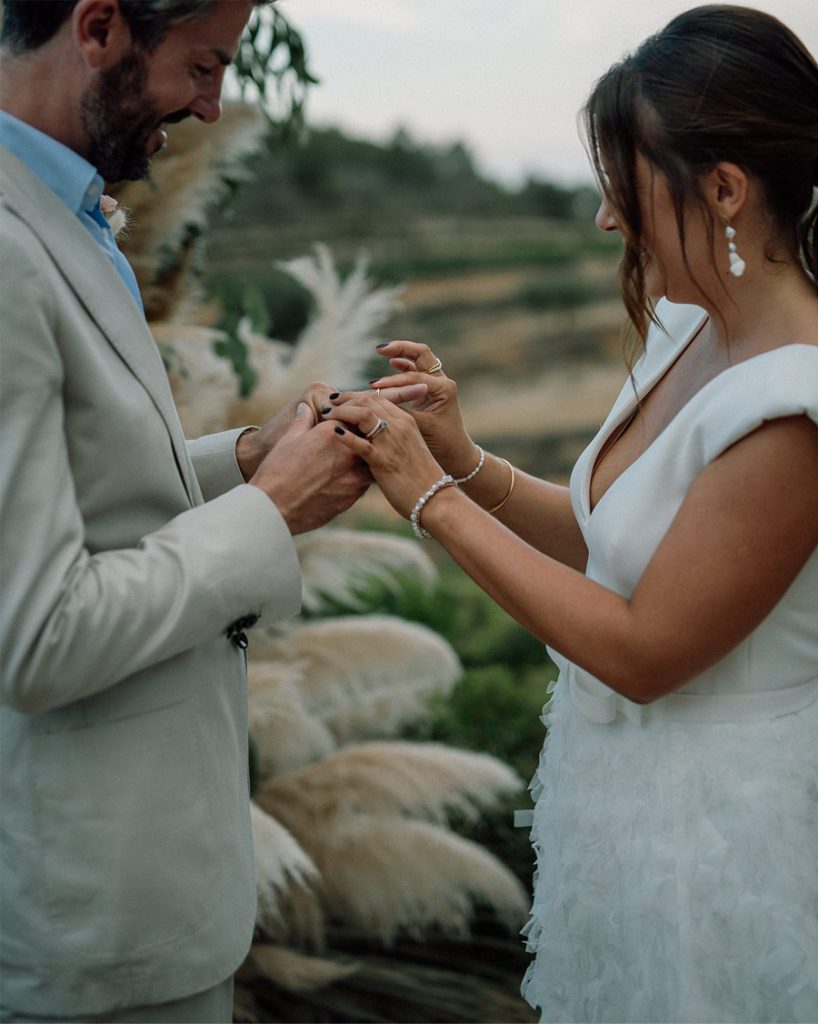 JESS & KEIRAN: UNA BODA DIFERENTE EN UNA MASÍA DE PELÍCULA alianzas-novios-818x1024 