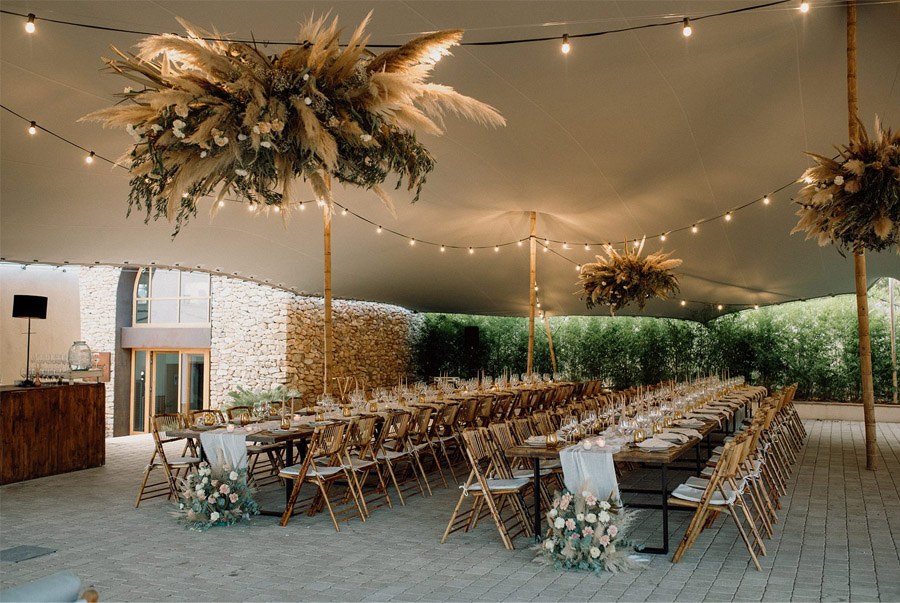 JESS & KEIRAN: UNA BODA DIFERENTE EN UNA MASÍA DE PELÍCULA decoracion-mesas-boda 