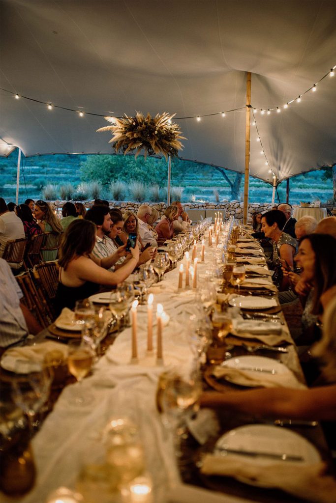 JESS & KEIRAN: UNA BODA DIFERENTE EN UNA MASÍA DE PELÍCULA invitados-banquete-683x1024 