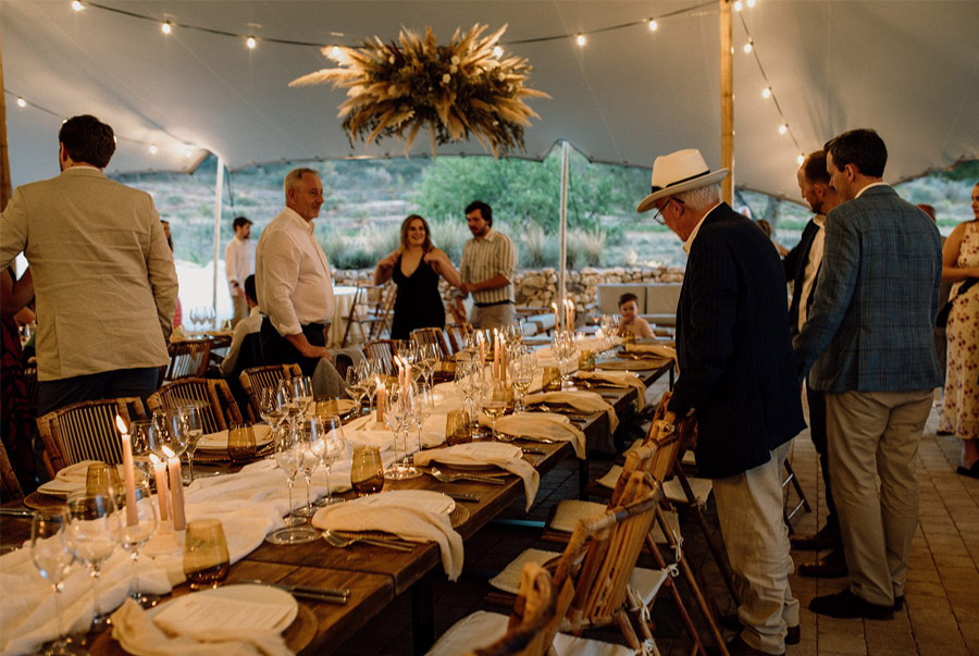 JESS & KEIRAN: UNA BODA DIFERENTE EN UNA MASÍA DE PELÍCULA invitados-banquete-boda 