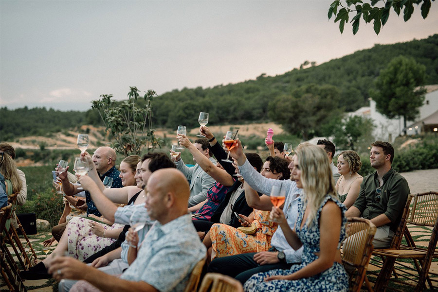 JESS & KEIRAN: UNA BODA DIFERENTE EN UNA MASÍA DE PELÍCULA invitados-ceremonia 