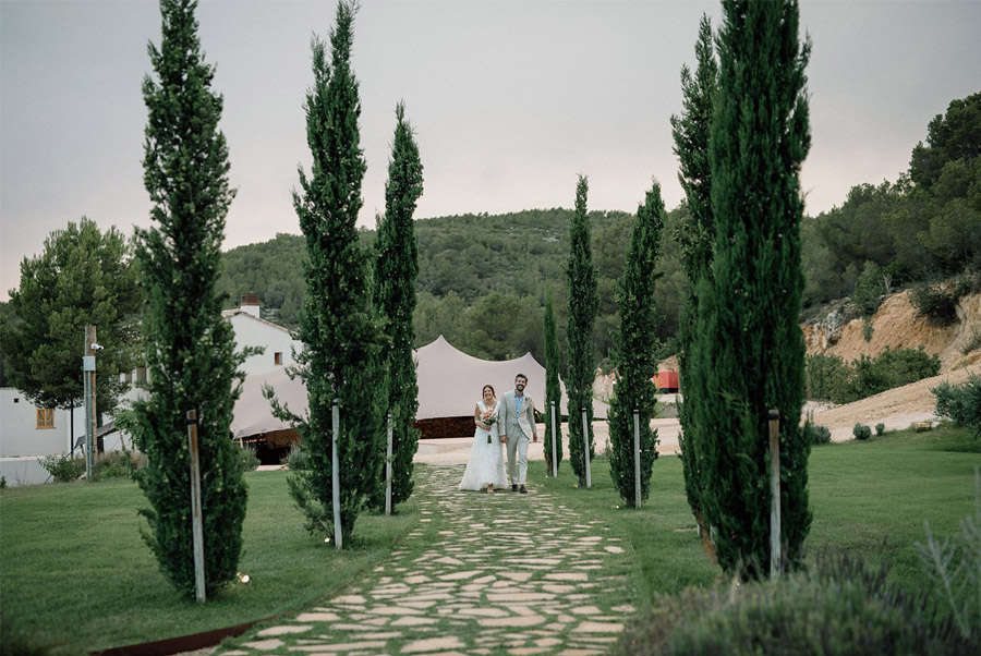 JESS & KEIRAN: UNA BODA DIFERENTE EN UNA MASÍA DE PELÍCULA llegada-novios 