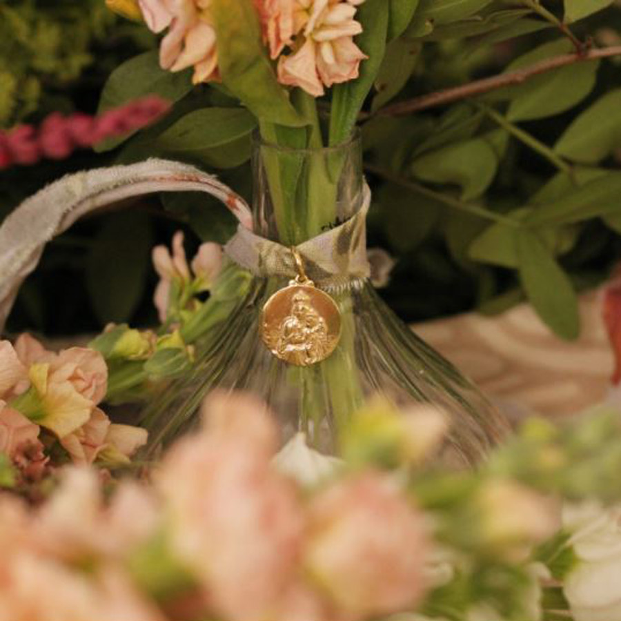 DALE UN TOQUE ESPECIAL A TU RAMO DE NOVIA CON MEDALLAS PERSONALIZADAS boda-medallas 