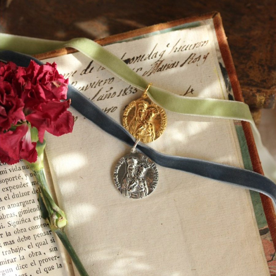 DALE UN TOQUE ESPECIAL A TU RAMO DE NOVIA CON MEDALLAS PERSONALIZADAS medallas-ramo 