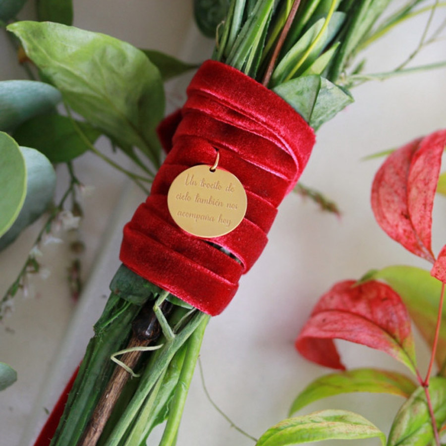 DALE UN TOQUE ESPECIAL A TU RAMO DE NOVIA CON MEDALLAS PERSONALIZADAS ramo-medallas 