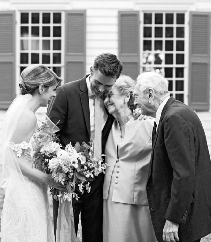 QUÉ FOTOS NO PUEDEN FALTAR EN TU ÁLBUM DE BODA abuelos-novios-893x1024 