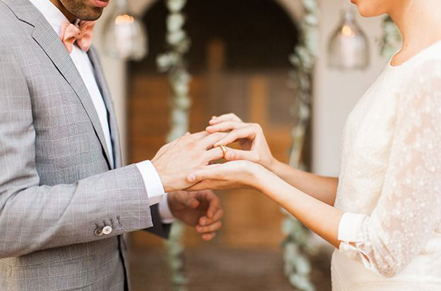QUÉ FOTOS NO PUEDEN FALTAR EN TU ÁLBUM DE BODA alianzas-boda 