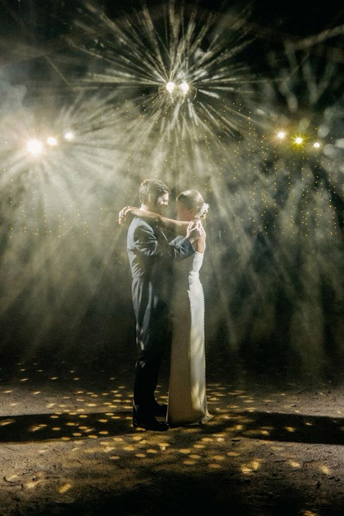 QUÉ FOTOS NO PUEDEN FALTAR EN TU ÁLBUM DE BODA baile-novios-683x1024 