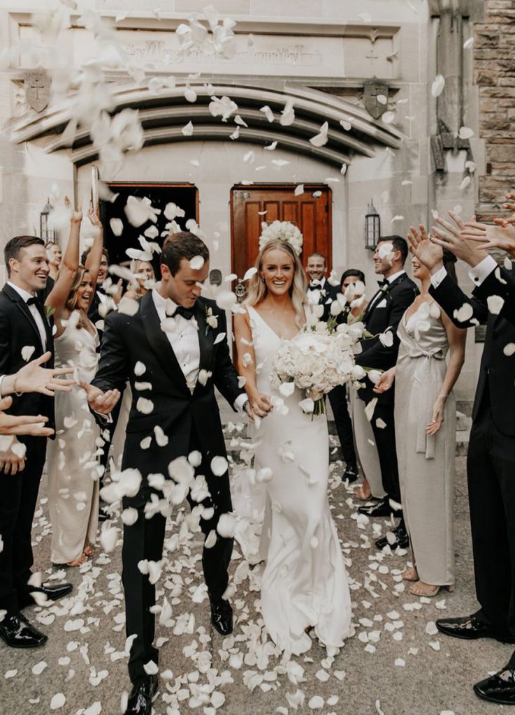 QUÉ FOTOS NO PUEDEN FALTAR EN TU ÁLBUM DE BODA confetti-novios-737x1024 